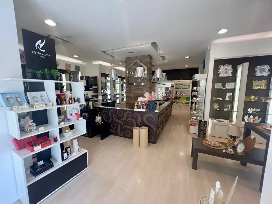 Immagine 5 di Locale commerciale in vendita  in VIA LA SPINA a Fabriano