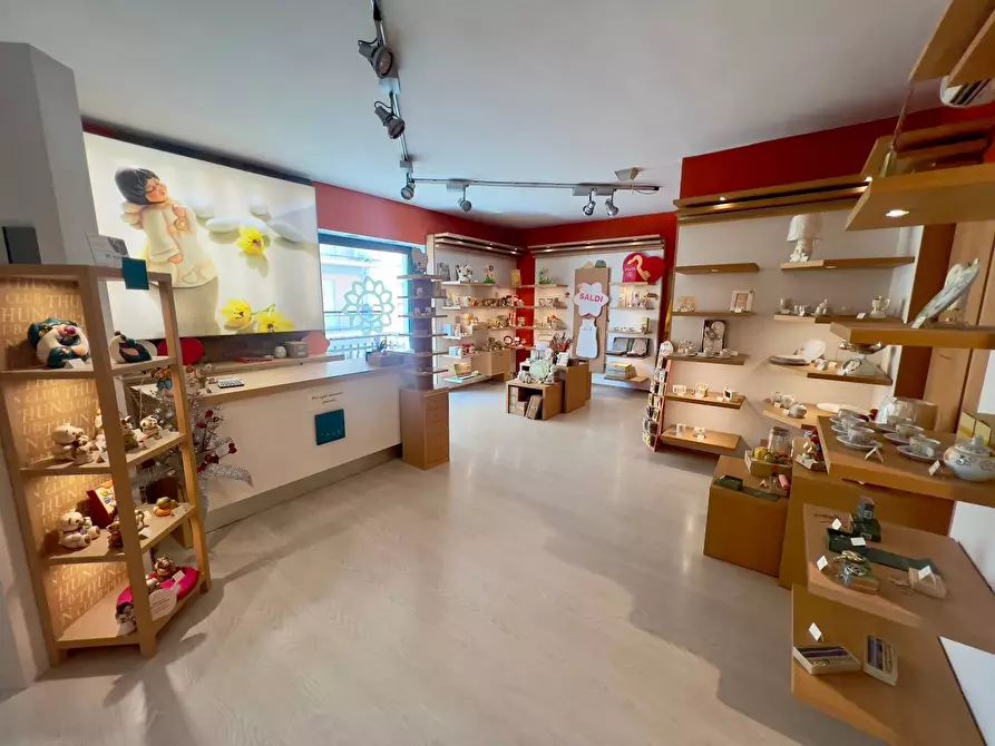 Immagine 19 di Locale commerciale in vendita  in VIA LA SPINA a Fabriano