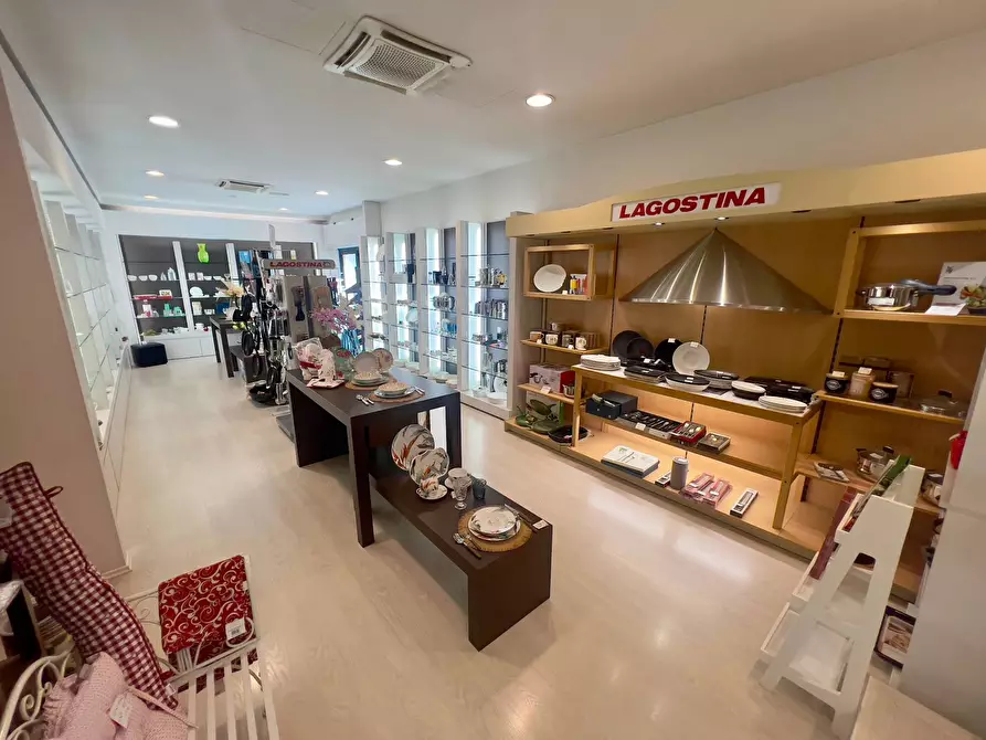 Immagine 11 di Locale commerciale in vendita  in VIA LA SPINA a Fabriano