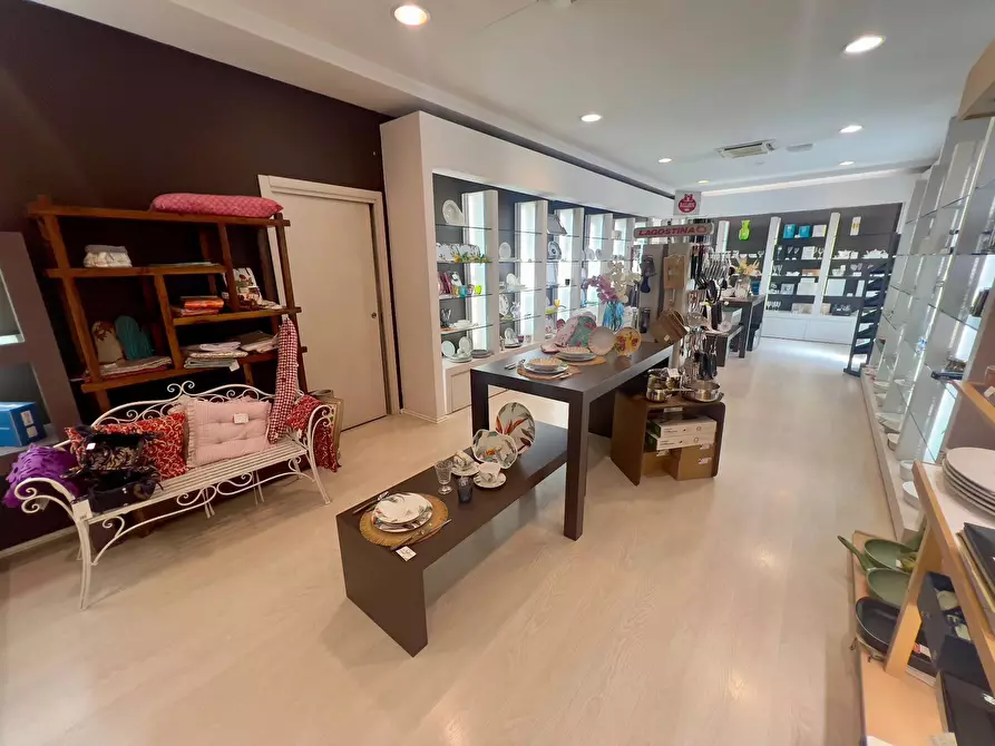 Immagine 12 di Locale commerciale in vendita  in VIA LA SPINA a Fabriano