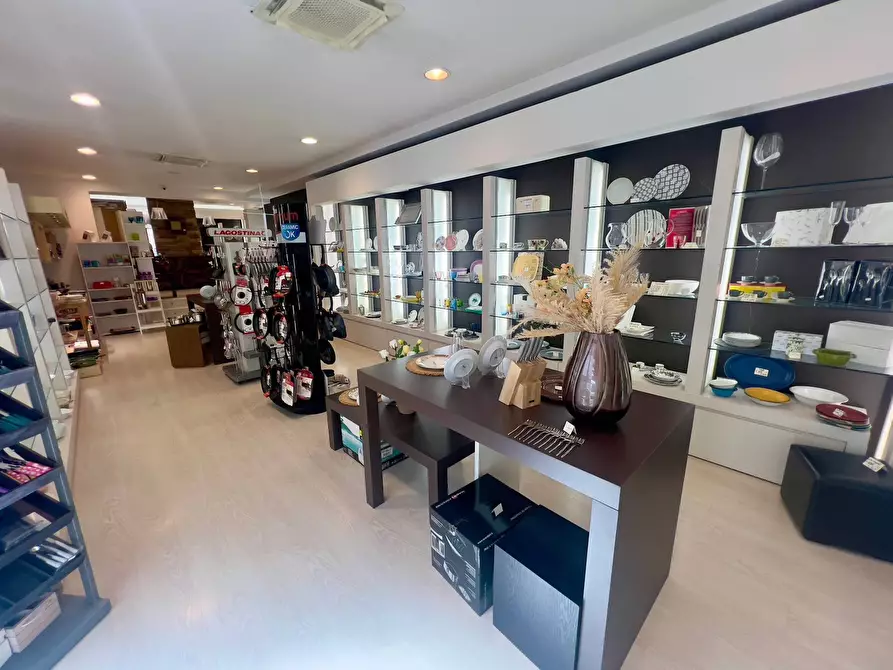 Immagine 13 di Locale commerciale in vendita  in VIA LA SPINA a Fabriano