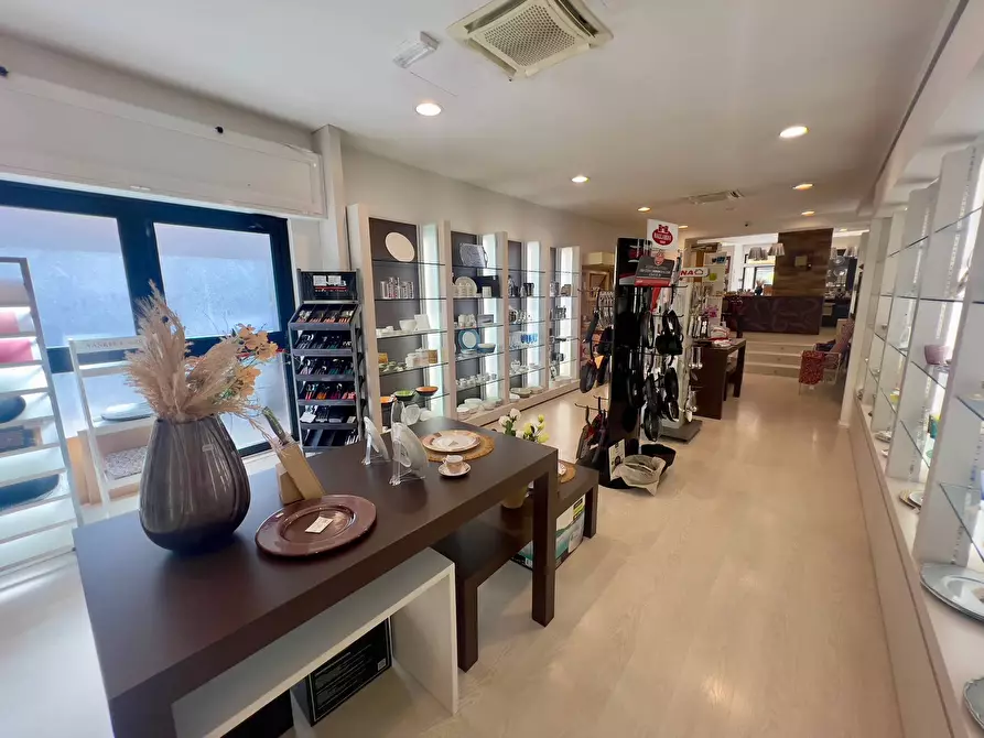 Immagine 14 di Locale commerciale in vendita  in VIA LA SPINA a Fabriano