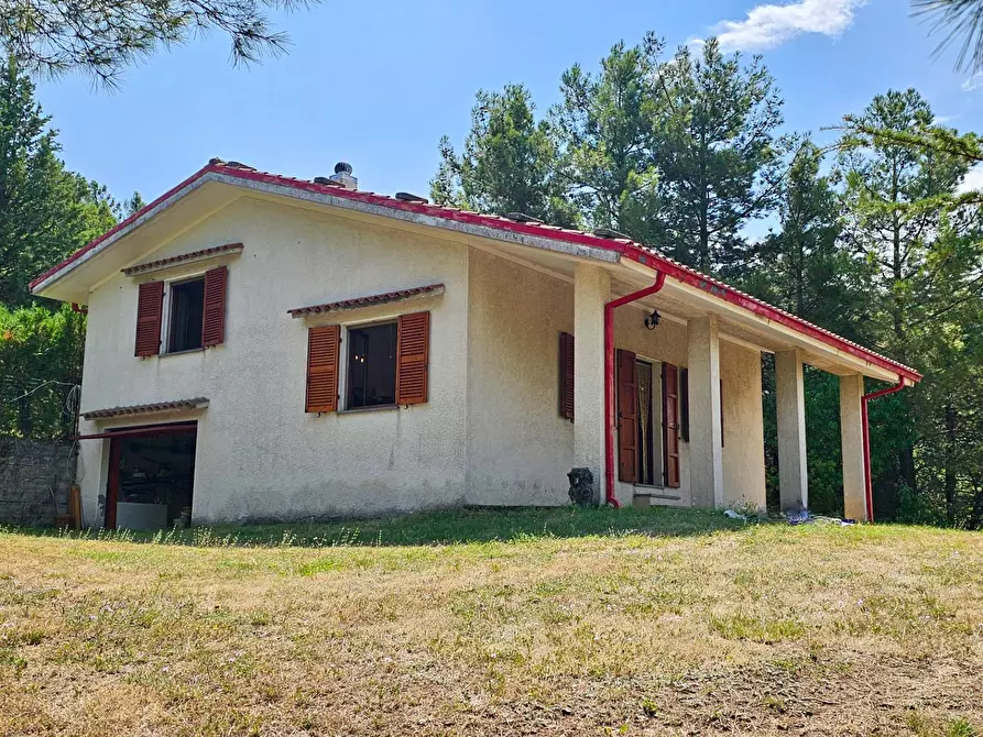 Immagine 1 di Casa indipendente in vendita  in FRAZIONE PRECICCHIE a Fabriano