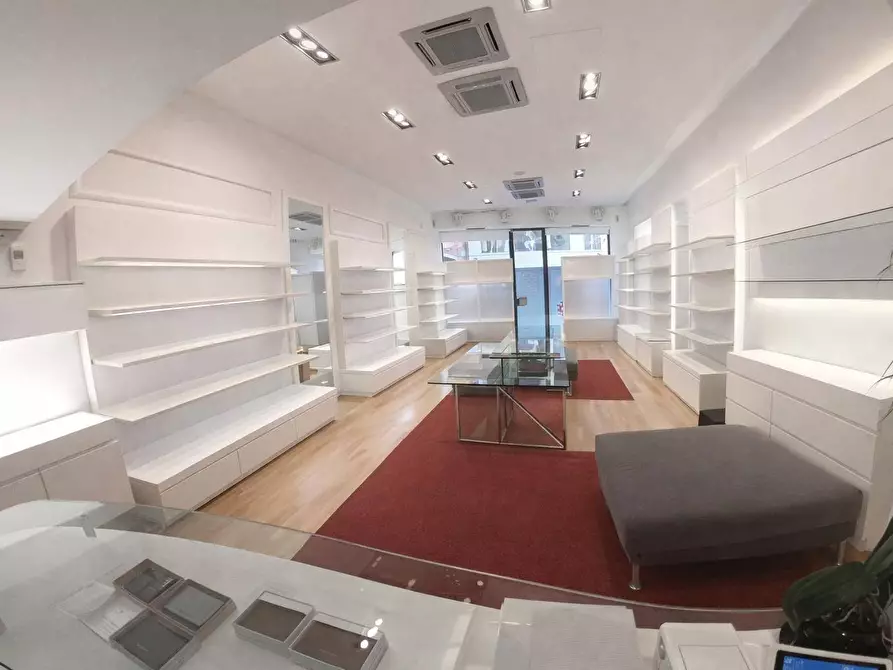 Immagine 3 di Locale commerciale in affitto  in CORSO DELLA REPUBBLICA 34 a Fabriano