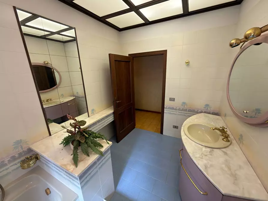 Immagine 41 di Villa in vendita  in CONTRADA PIANIBIANCHI 44 a Tolentino