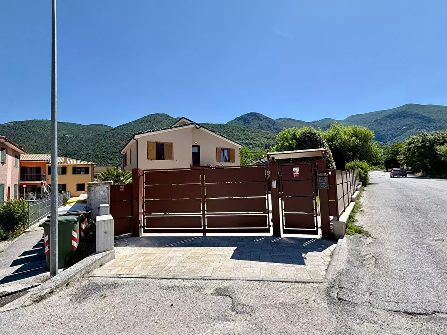 Immagine 3 di Villa in vendita  in BORGO TUFICO a Fabriano