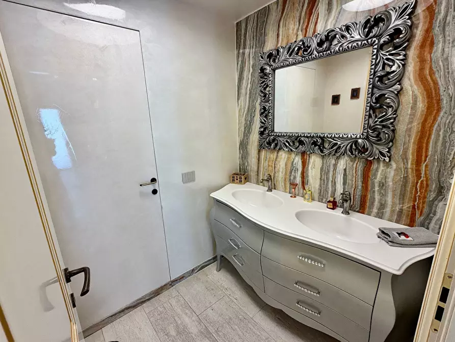 Immagine 35 di Villa in vendita  in BORGO TUFICO a Fabriano