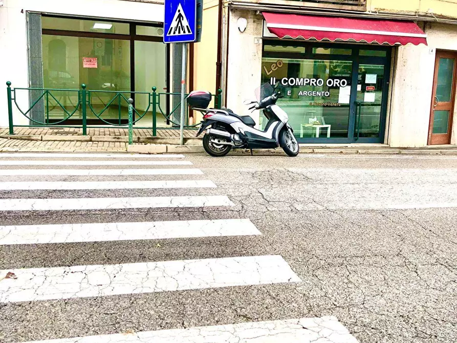 Immagine 1 di Negozio in affitto  a Venezia