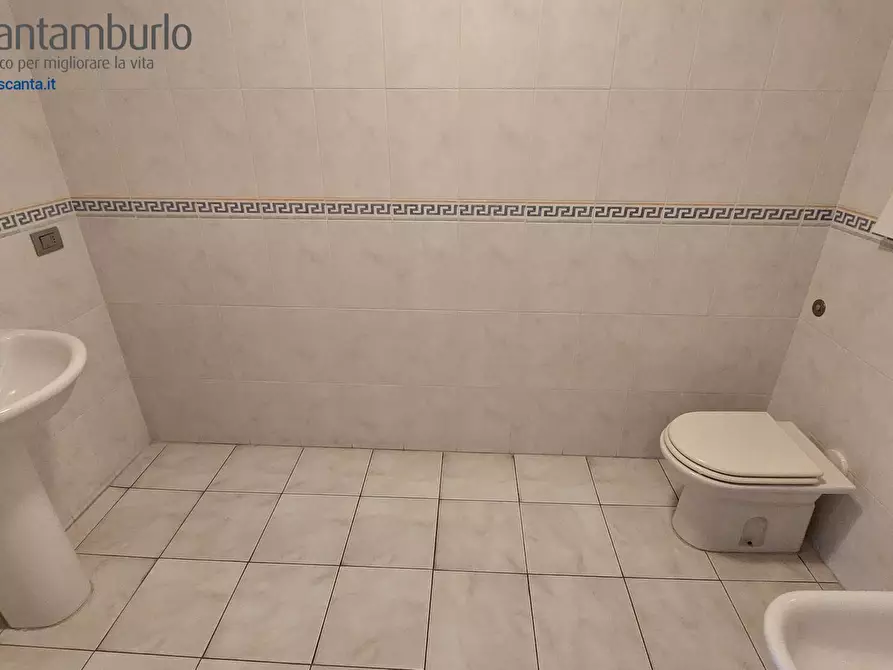 Immagine 12 di Negozio in vendita  a Treviso