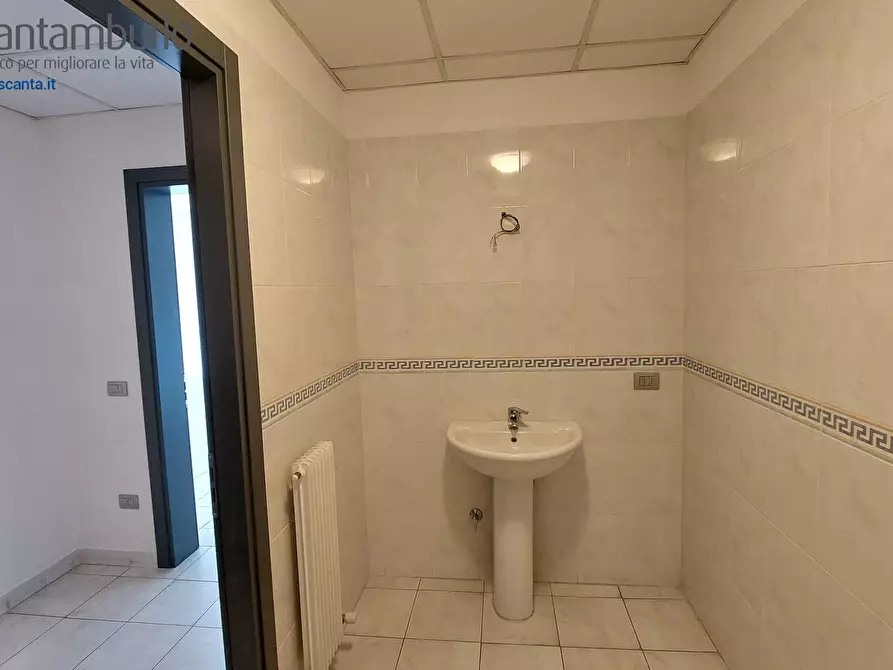 Immagine 14 di Negozio in vendita  a Treviso