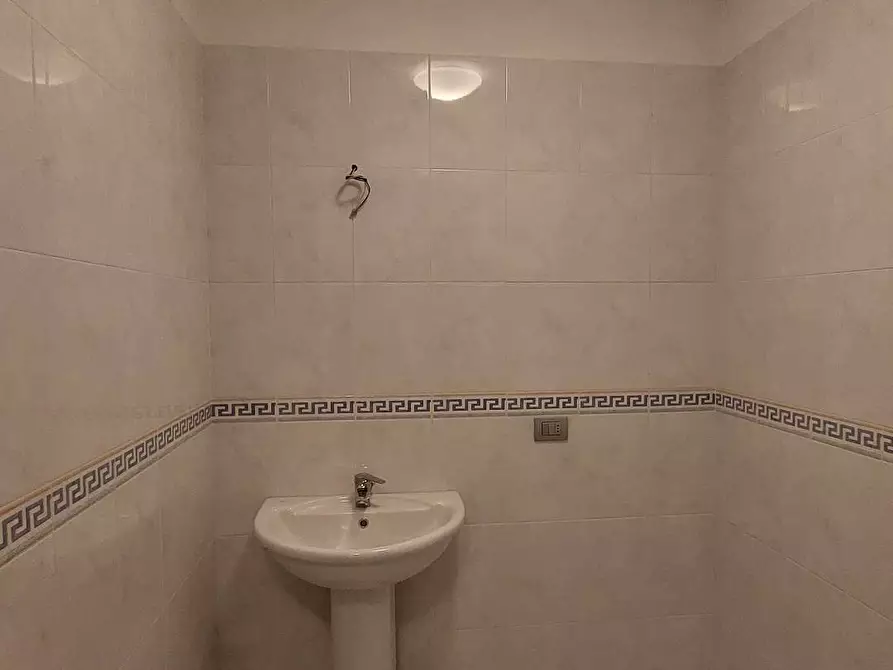 Immagine 11 di Negozio in vendita  a Treviso