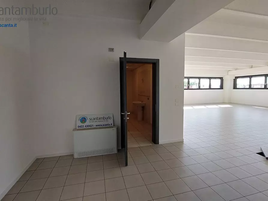 Immagine 4 di Negozio in vendita  a Treviso