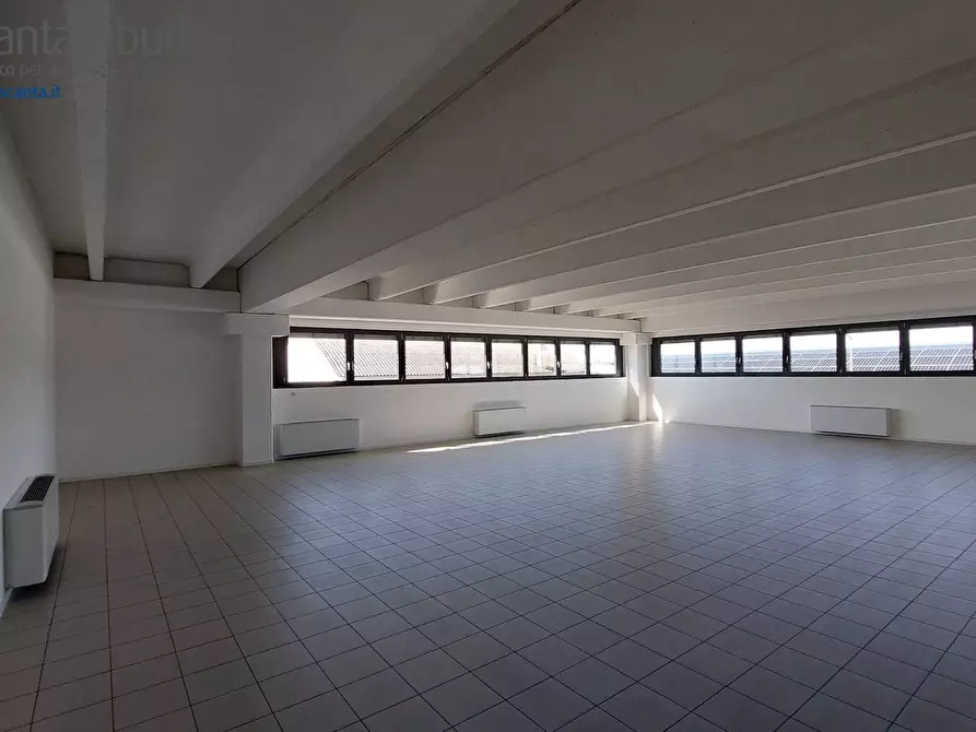 Immagine 4 di Negozio in vendita  a Treviso