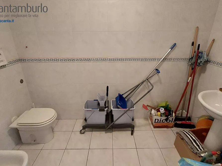 Immagine 11 di Negozio in vendita  a Treviso