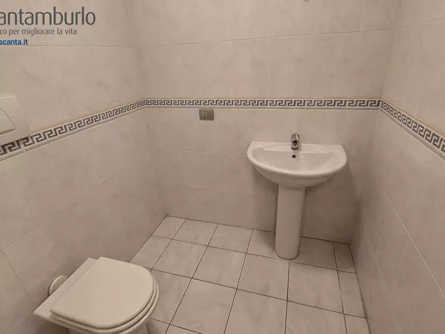 Immagine 10 di Negozio in vendita  a Treviso