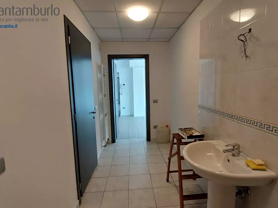 Immagine 9 di Negozio in vendita  a Treviso