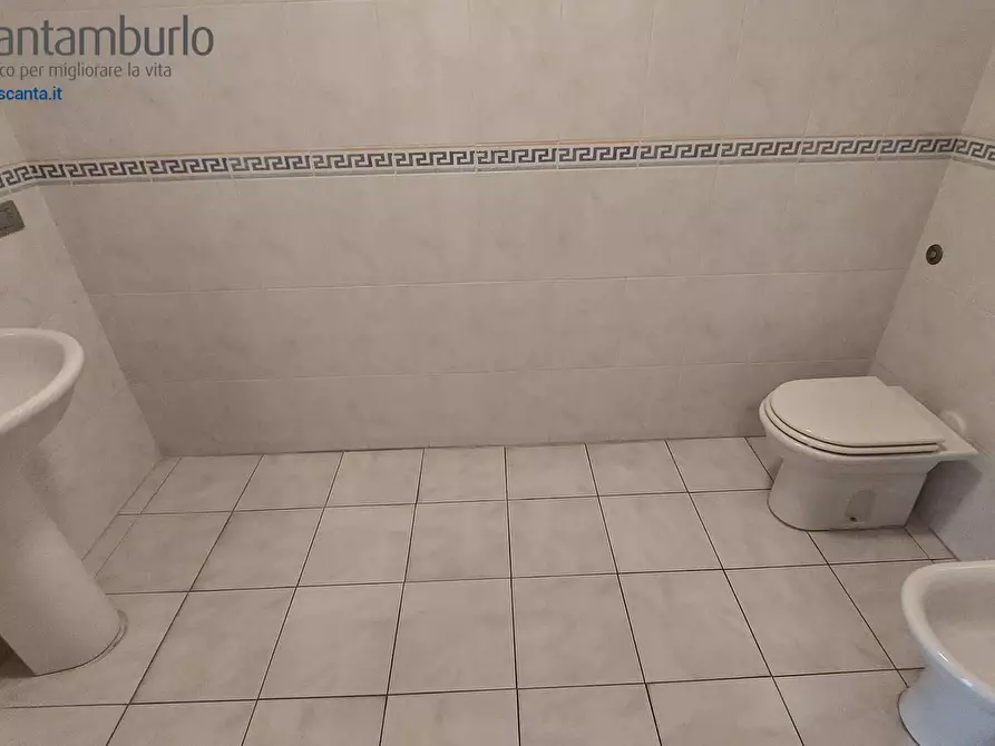 Immagine 10 di Negozio in vendita  a Treviso