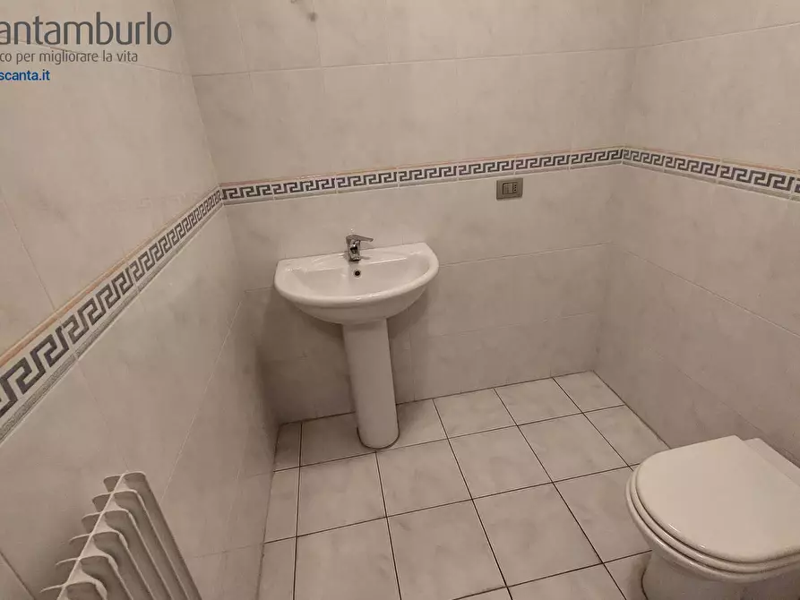 Immagine 11 di Negozio in vendita  a Treviso