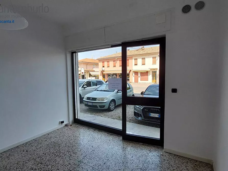 Immagine 10 di Negozio in vendita  a Treviso