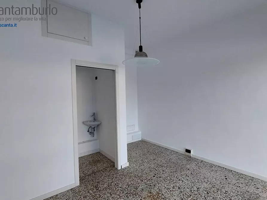 Immagine 11 di Negozio in vendita  a Treviso