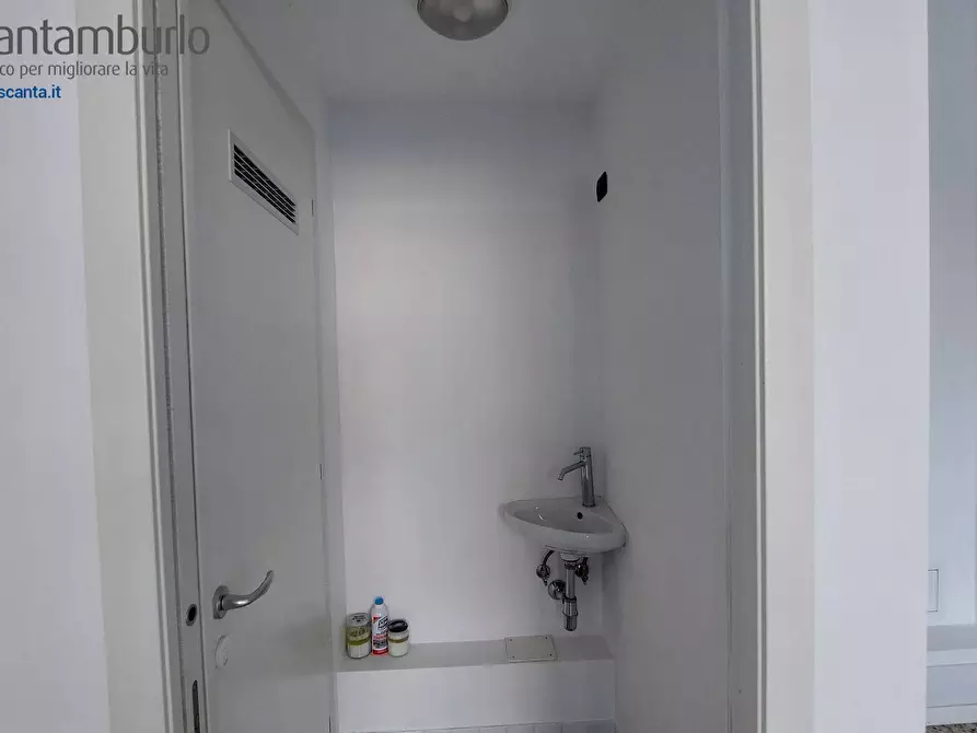 Immagine 3 di Negozio in vendita  a Treviso