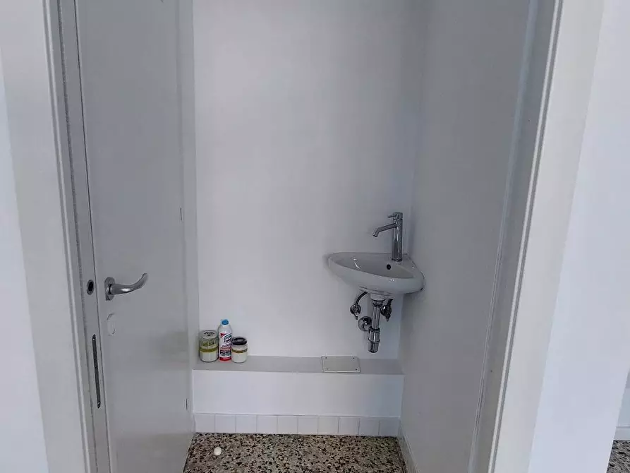 Immagine 12 di Negozio in vendita  a Treviso