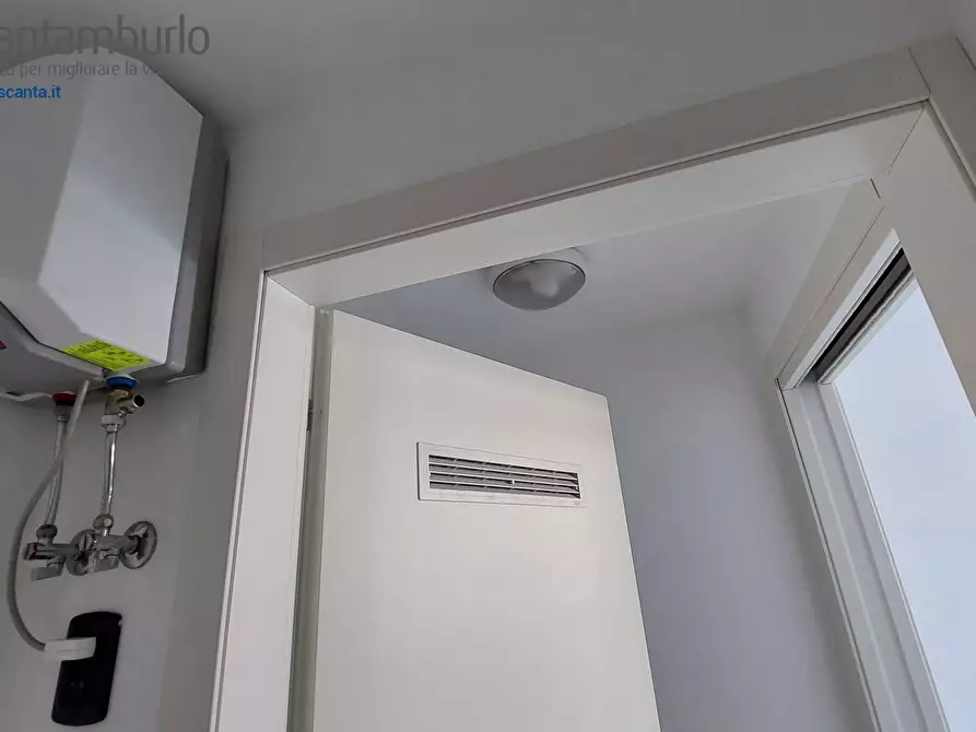 Immagine 14 di Negozio in vendita  a Treviso