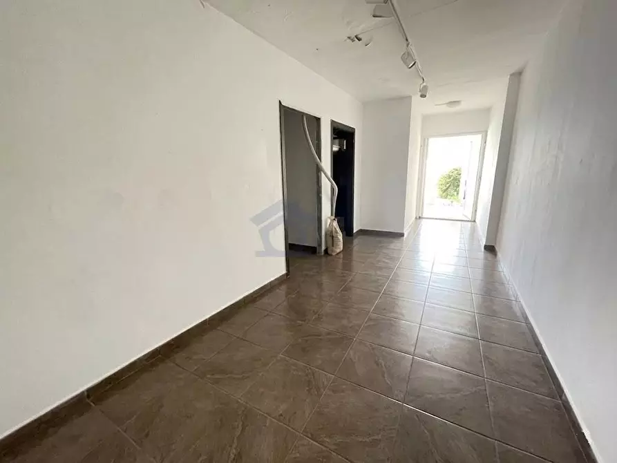 Immagine 15 di Locale commerciale in vendita  in corso vittorio emanuele III a Torre Annunziata