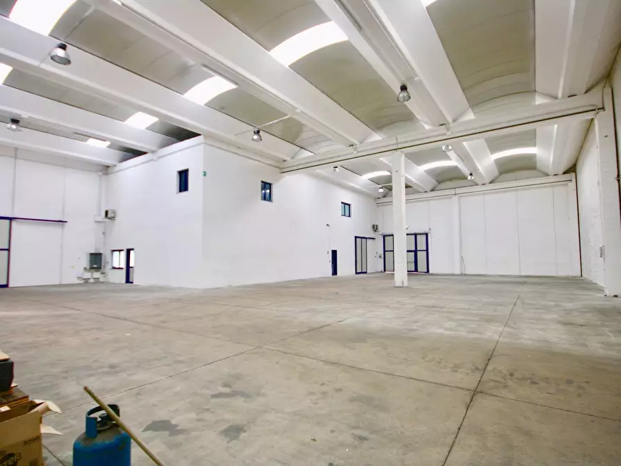 Immagine 9 di Capannone industriale in vendita  in Via Gabon a Olbia