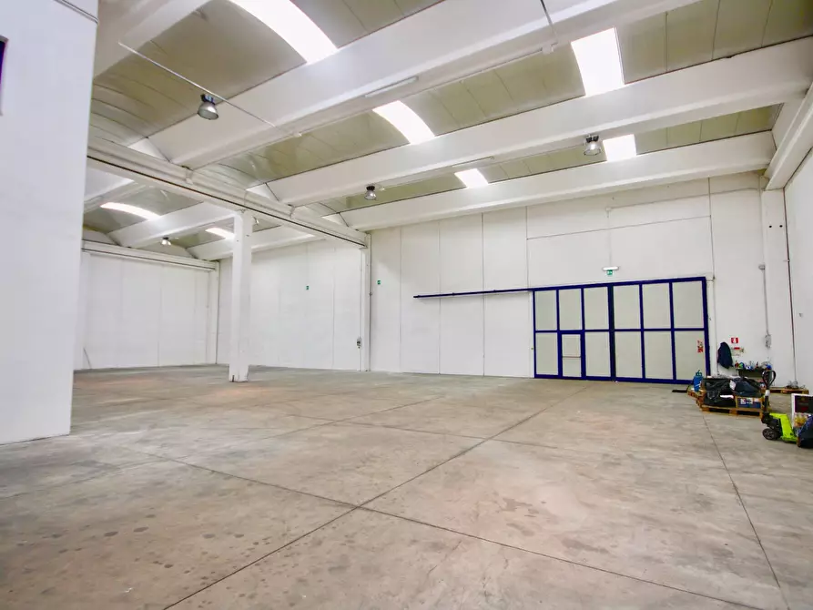 Immagine 15 di Capannone industriale in vendita  in Via Gabon a Olbia