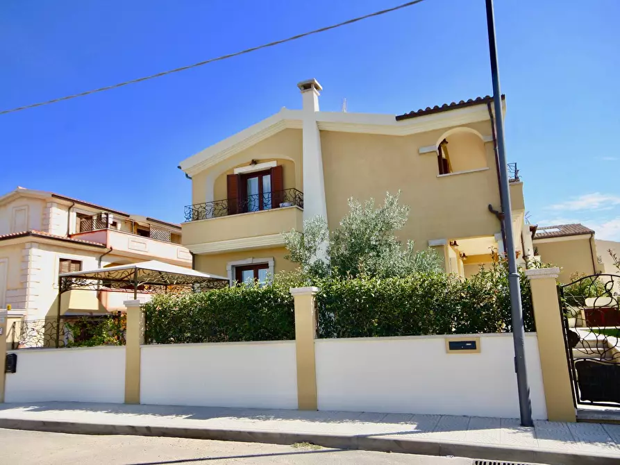 Immagine 1 di Villa in vendita  in Via Ruinadas 18A a Olbia