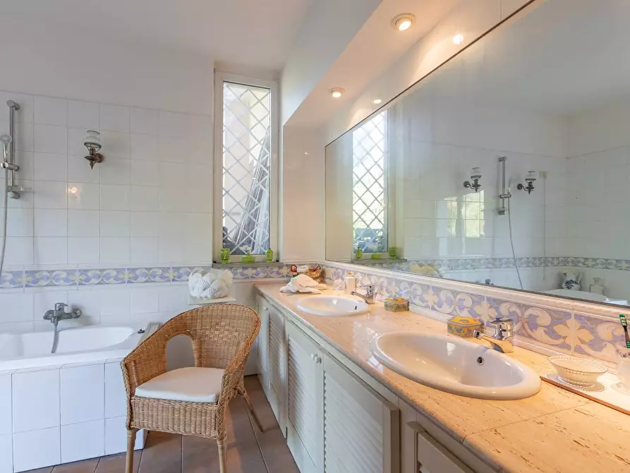 Immagine 36 di Villa in vendita  in Via Campagnanese 6 a Campagnano Di Roma