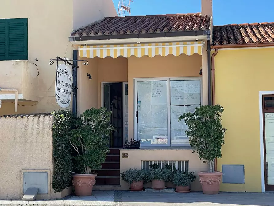 Immagine 2 di Locale commerciale in vendita  in Piazza Cossiga Golfo Aranci a Golfo Aranci
