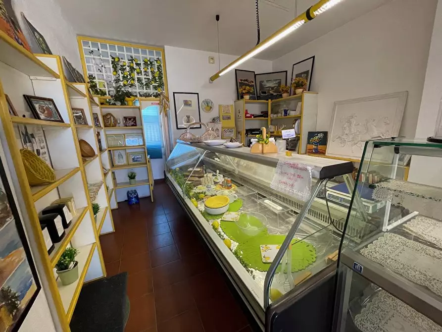 Immagine 7 di Locale commerciale in vendita  in Piazza Cossiga Golfo Aranci a Golfo Aranci