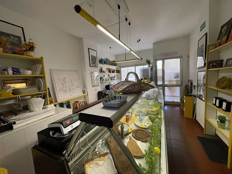 Immagine 8 di Locale commerciale in vendita  in Piazza Cossiga Golfo Aranci a Golfo Aranci