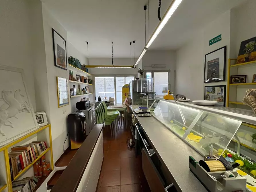 Immagine 9 di Locale commerciale in vendita  in Piazza Cossiga Golfo Aranci a Golfo Aranci