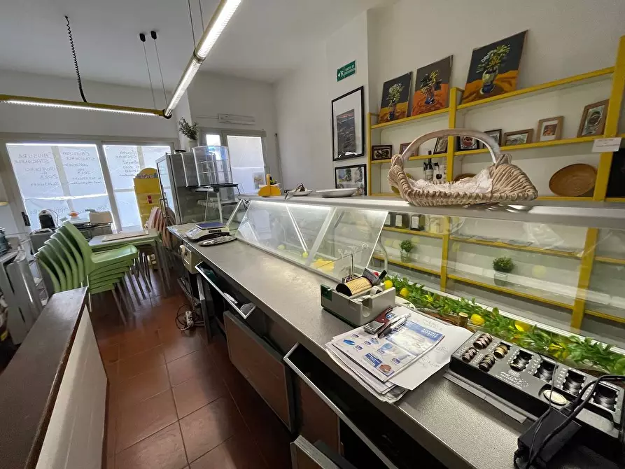 Immagine 10 di Locale commerciale in vendita  in Piazza Cossiga Golfo Aranci a Golfo Aranci