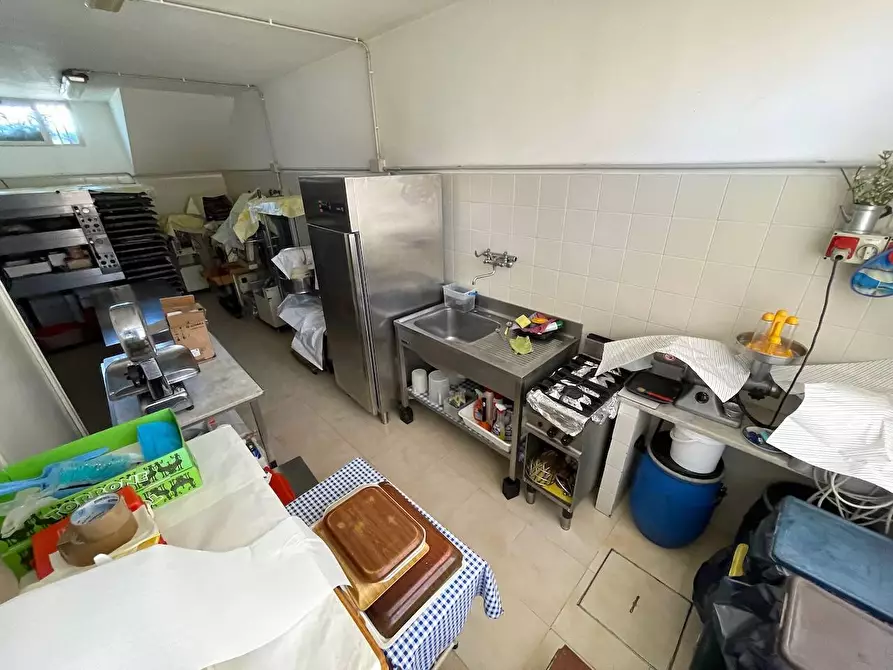 Immagine 12 di Locale commerciale in vendita  in Piazza Cossiga Golfo Aranci a Golfo Aranci