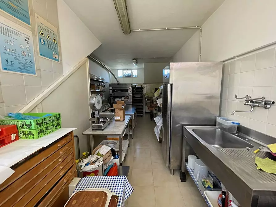 Immagine 13 di Locale commerciale in vendita  in Piazza Cossiga Golfo Aranci a Golfo Aranci