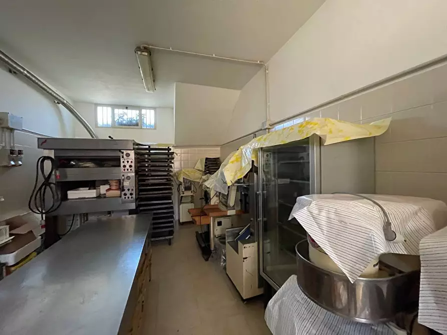 Immagine 17 di Locale commerciale in vendita  in Piazza Cossiga Golfo Aranci a Golfo Aranci