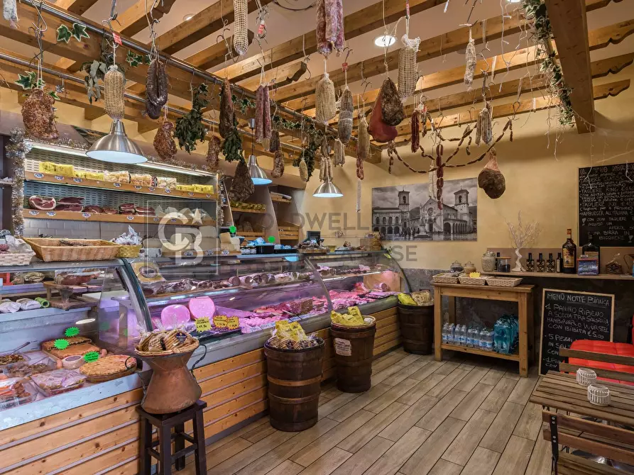 Immagine 3 di Locale commerciale in vendita  in Via San Francesco D'Assisi 60 a Ciampino