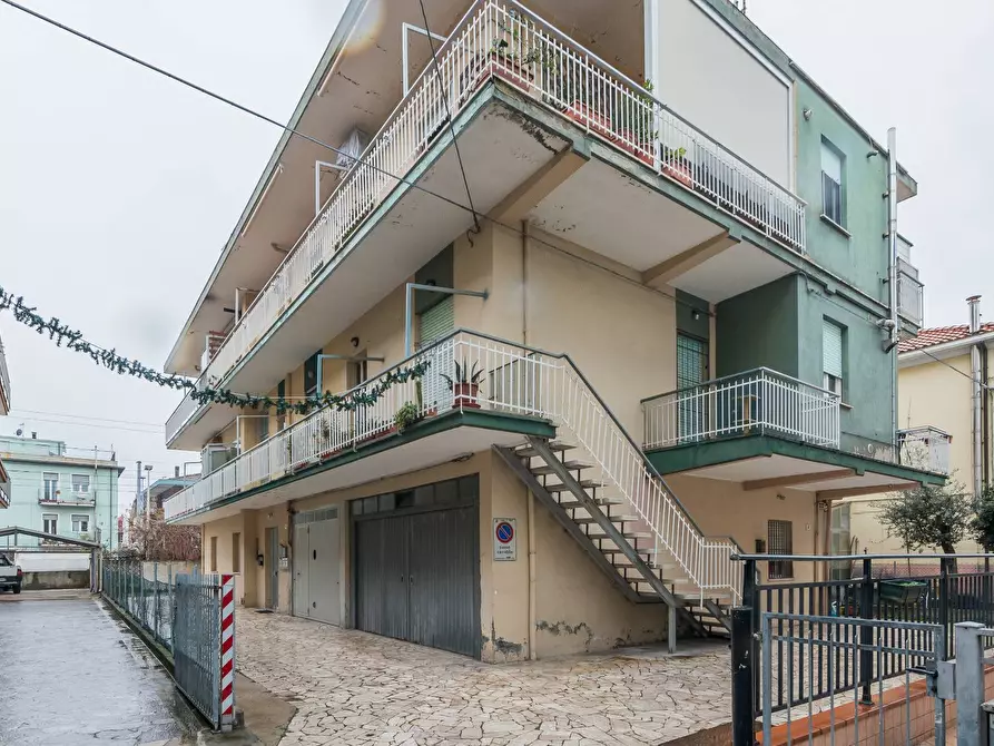 Immagine 1 di Appartamento in vendita  in Via Locatelli a Rimini
