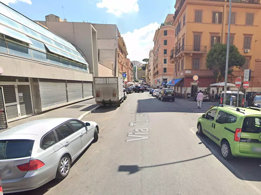 Immagine 2 di Attività commerciale in vendita  in Via Caracciolo 29 a Roma
