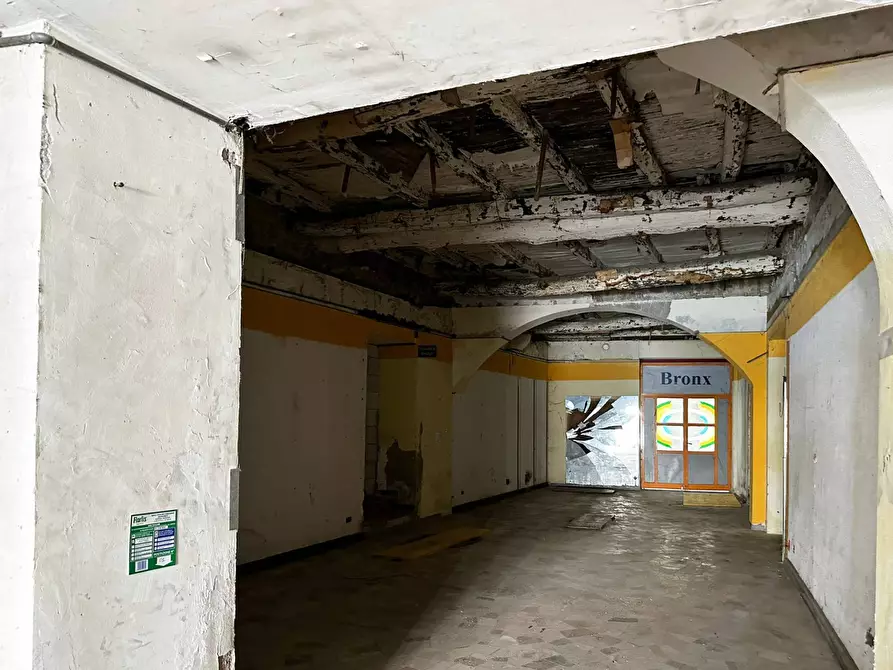 Immagine 11 di Negozio in vendita  in Via Orologio Vecchio 59 a Viterbo