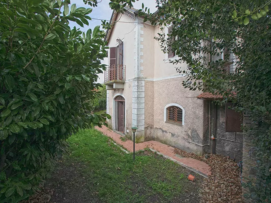 Immagine 1 di Villa in vendita  in Via del Colle a Viterbo