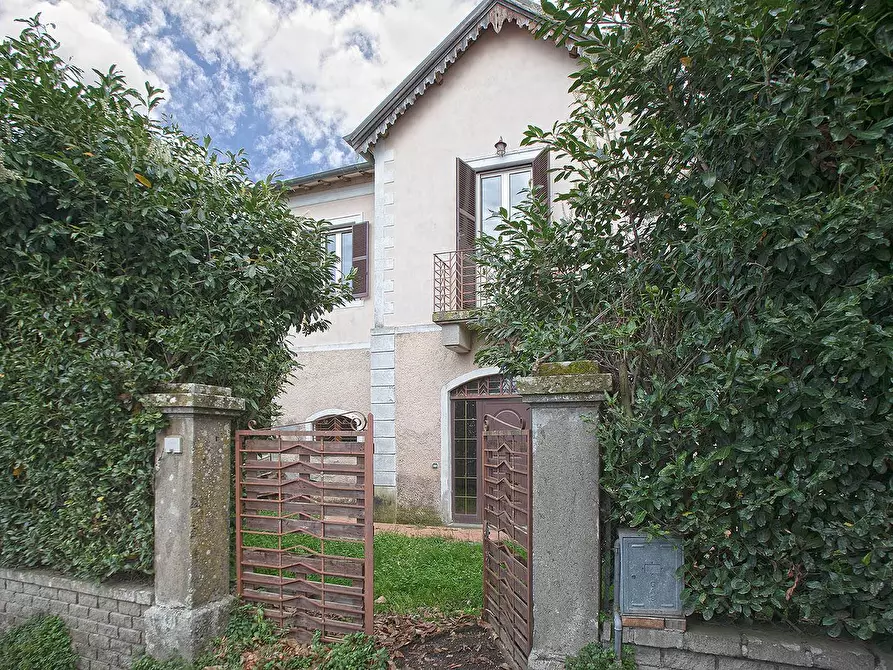 Immagine 1 di Villa in vendita  in Via del Colle a Viterbo