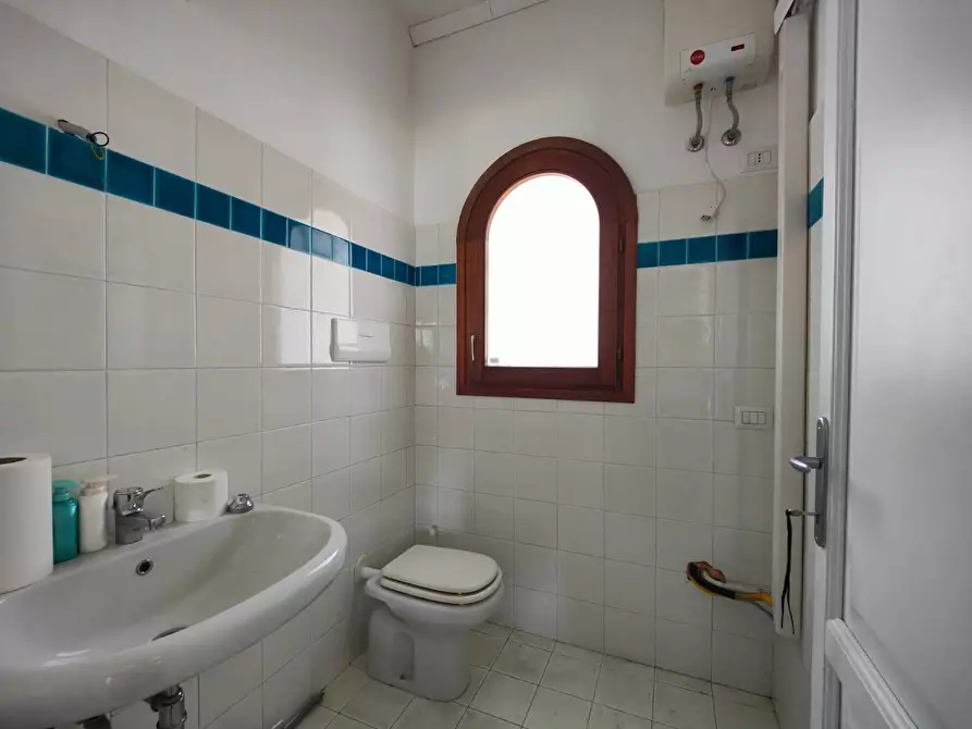 Immagine 9 di Locale commerciale in vendita  in via grazia deledda 1 a San Teodoro