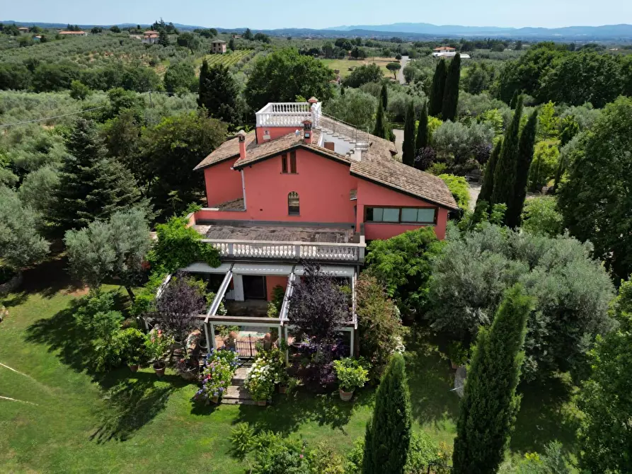 Immagine 1 di Villa in vendita  in Strada Gavazzano a Viterbo