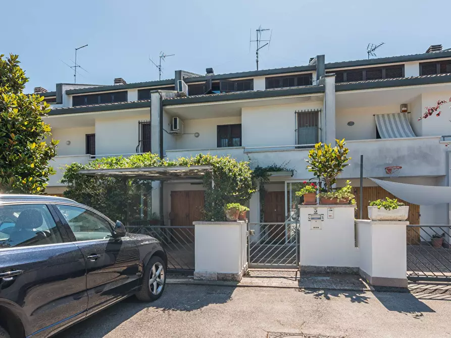Immagine 1 di Villa in vendita  in Via Toscanini a Gabicce Mare
