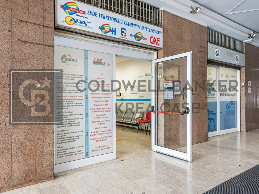 Immagine 2 di Locale commerciale in vendita  in Via San Francesco D'Assisi 58/74 a Ciampino